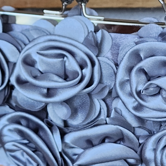 Fabric 3-D clutch silver-grey flower petal with silver chain - Picture 4 of 7